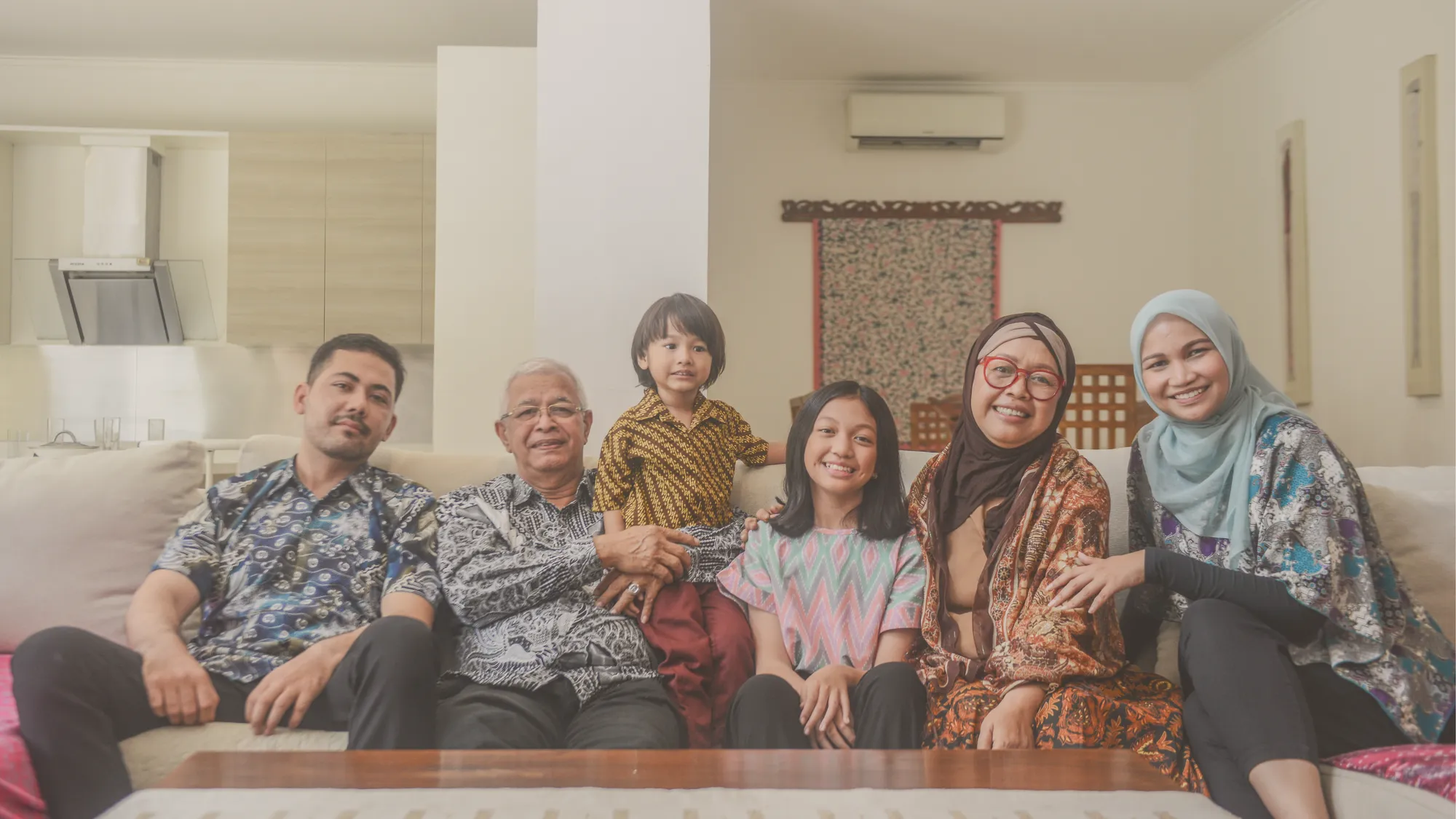 Keluarga membersihkan lantai rumah bersama-sama
